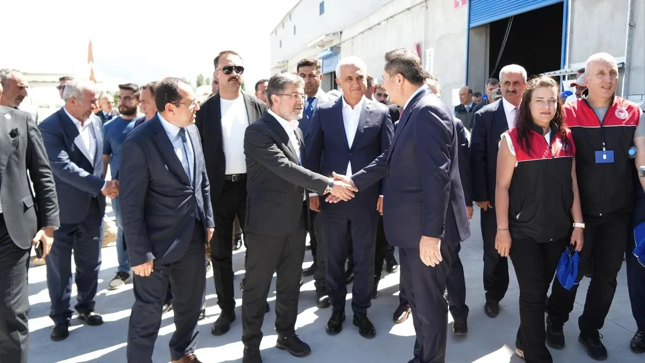 Bakan Yumaklı Muşta dev tohum deposunu açtı