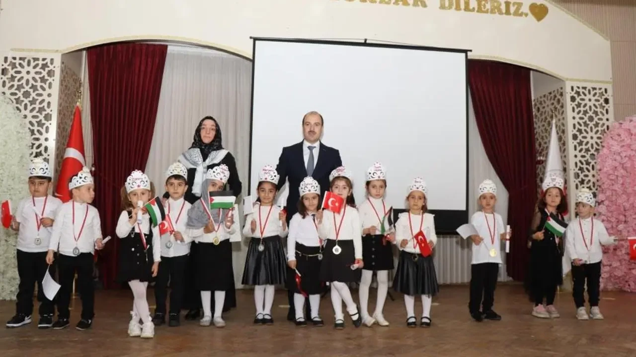 Miniklerden muhteşem yıl sonu gösterisi! Oltu'da Kur'an kursu öğrencileri sahnedeydi