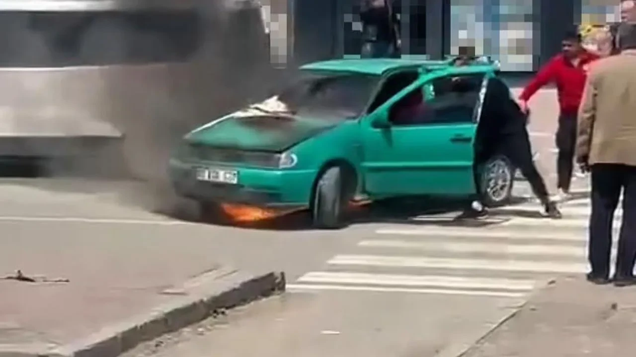 Iğdır'da park halindeki otomobil alev aldı: Yangın tüpleriyle müdahale edildi