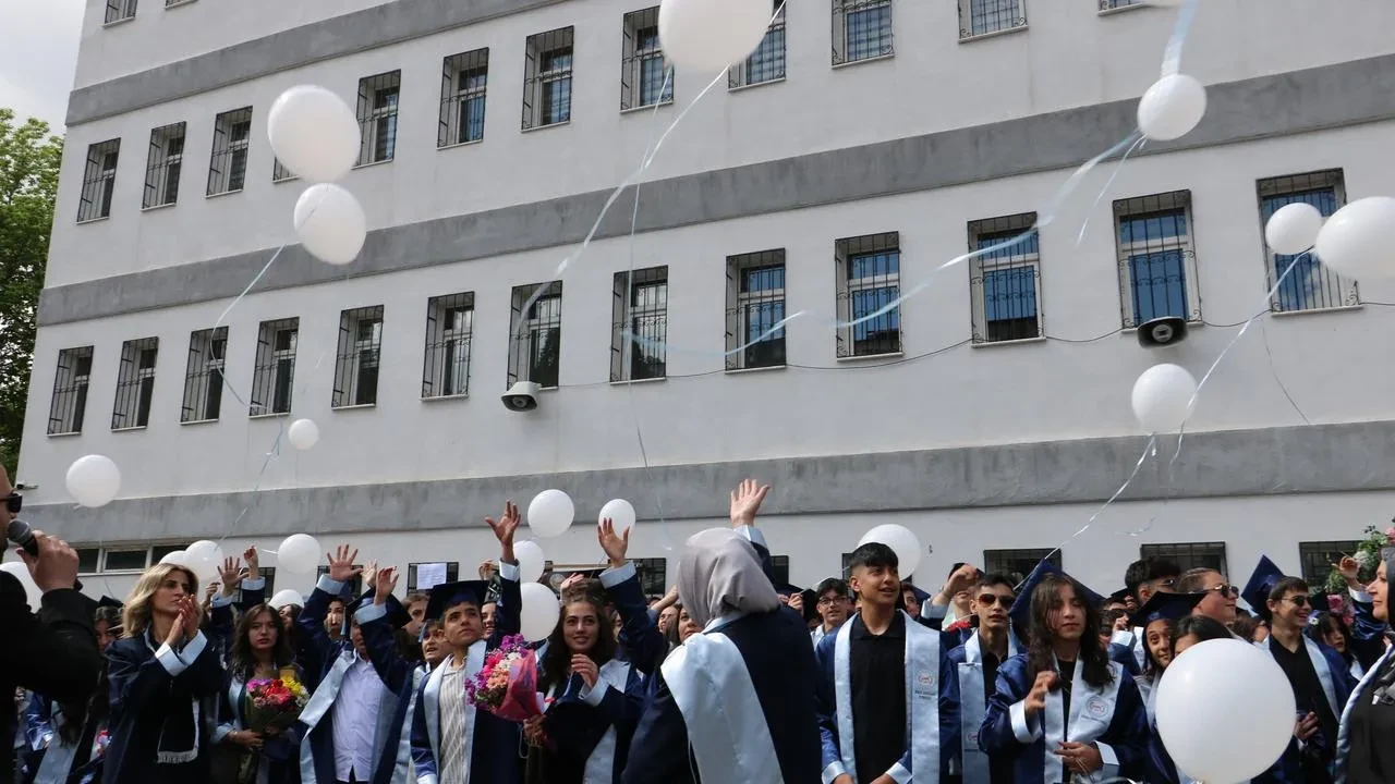 Erzurumlu öğrenciler Gazze için beyaz balonlar uçurdu