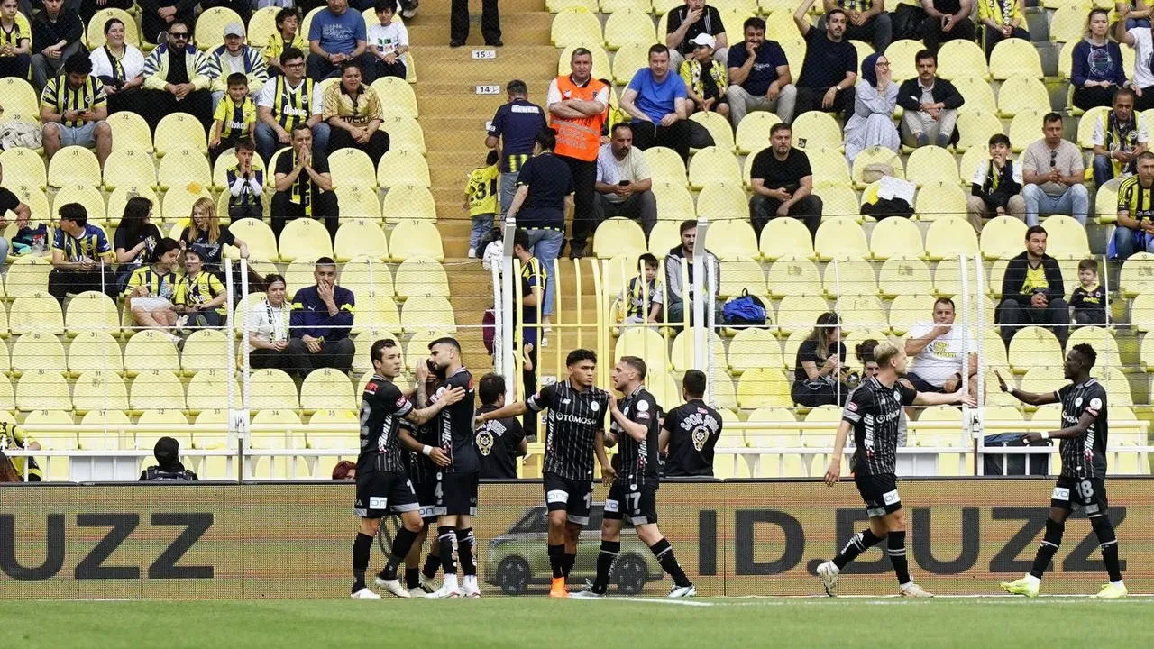 Fenerbahçe Konyaspor maçında konuk takım öne geçti