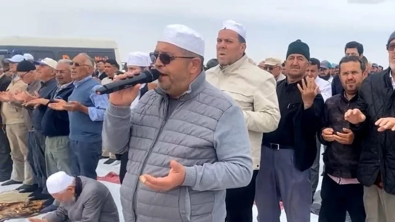 Kuraklık için birlikte dua ettiler: Karapınarlılar umutla yağmur bekliyor