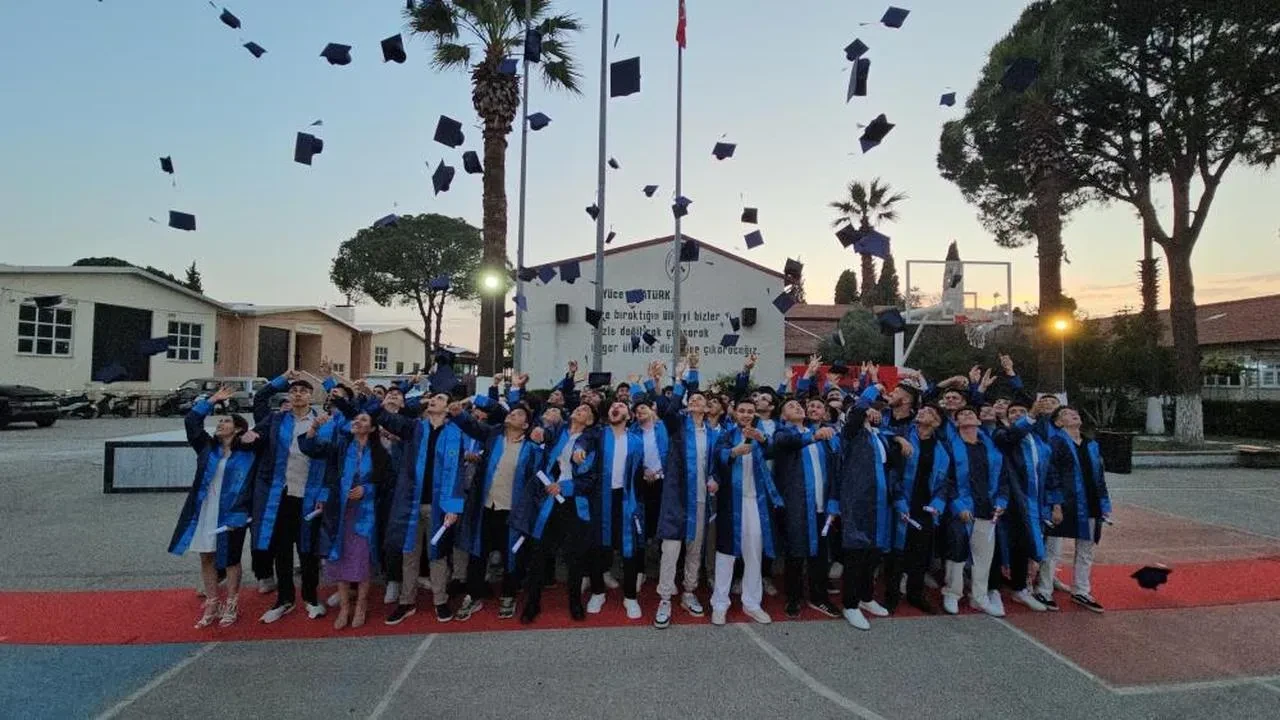Nazilli Mesleki ve Teknik Anadolu Lisesi'nde mezuniyet coşkusu