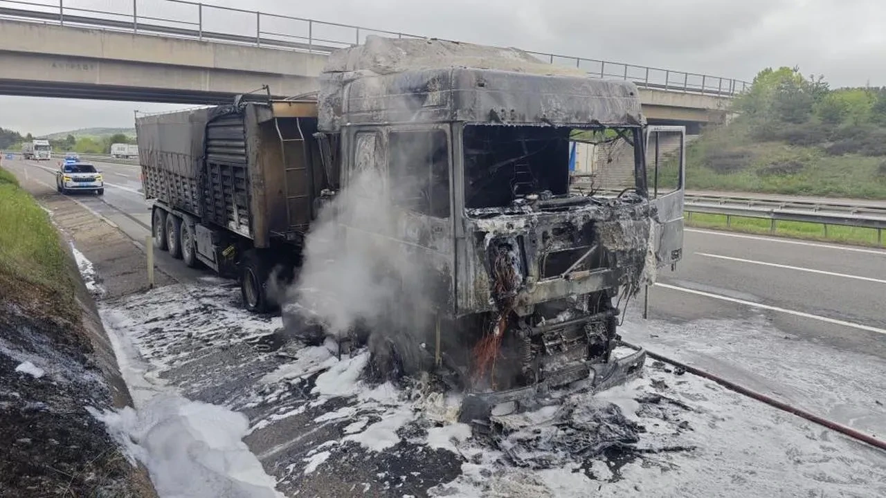 Bolu'da tırın lastiği patladı, yangın sonrası trafik durma noktasına geldi