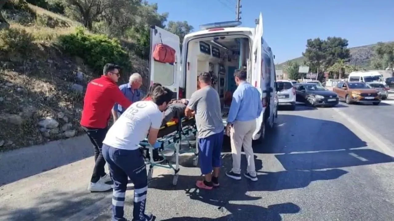 Kuşadası'nda direksiyon başında fenalaşan sürücü, 3 araca çarptı