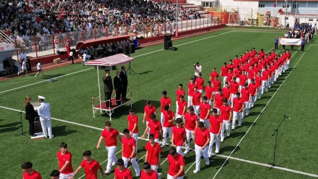 19 Mayıs coşkusu Ayvalık'ta doruğa ulaştı! Törenler yoğun ilgiyle yapıldı