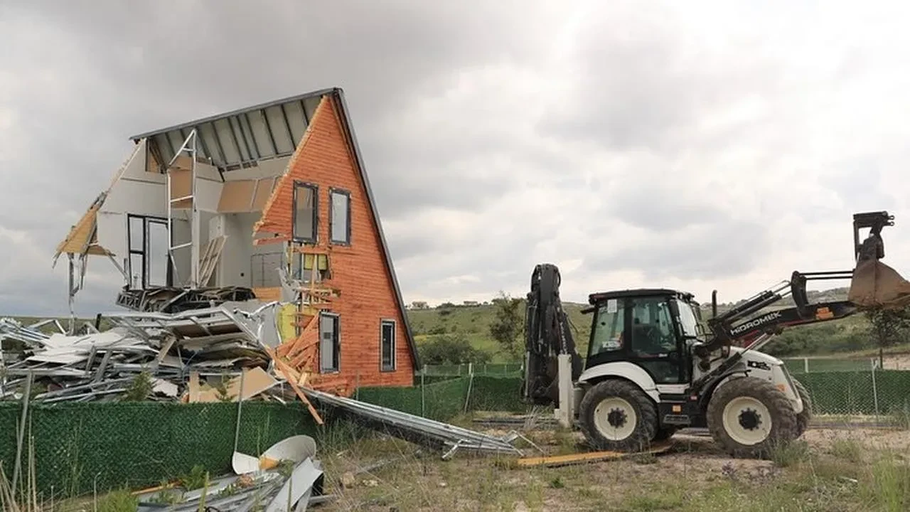 Ayaş tarım arazilerindeki kaçak hobi bahçeleri yıkılıyor