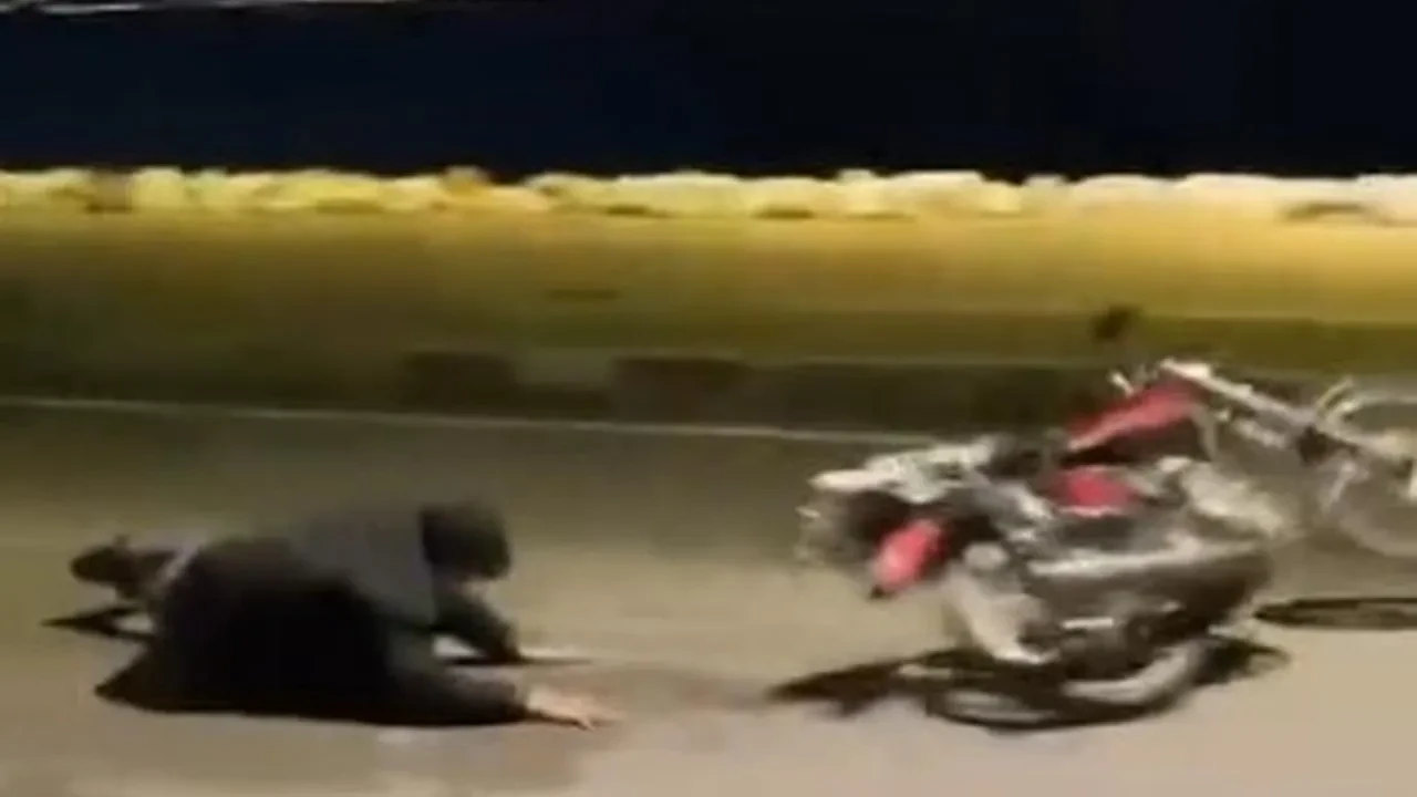 Karamürsel'de motosiklet gösterisinde talihsiz kaza: Genç hastaneye kaldırıldı