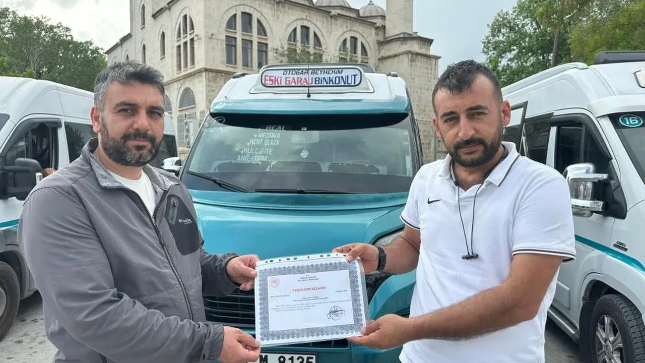 Konya’da yılın şoföründen trafikte hoşgörü ve saygı tavsiyesi: Osman İlmen’i Muharrem Karabacak tebrik etti