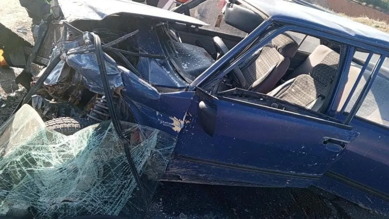 Diyarbakır'da trafik kazası: Kontrolden çıkan otomobil bariyerlere çarptı, sürücü hastaneye kaldırıldı