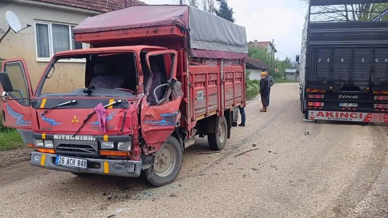 Bilecik'te yağışlı havada iki kamyon çarpıştı: Bir sürücü hastaneye kaldırıldı