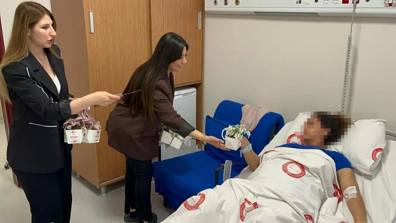 Depremzede kadınların Anneler Günü: Hediye çeki ve çiçeklerle kutlandı