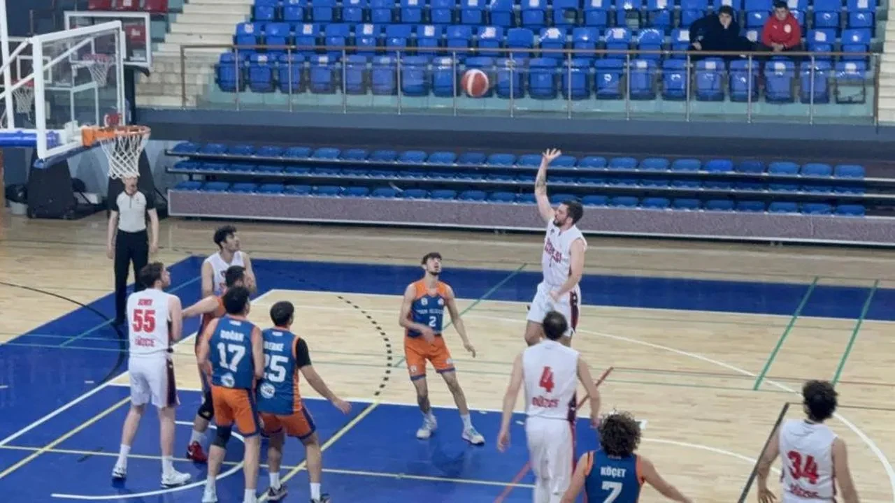 Düzce 81 Basketbol, Samsun'u 21 sayı farkla geçerek Play-Off serisine iyi başladı