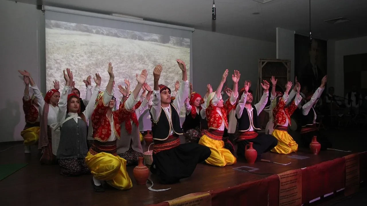 Kula öğrencileri Yunus Emre öğretilerini canlandırdı