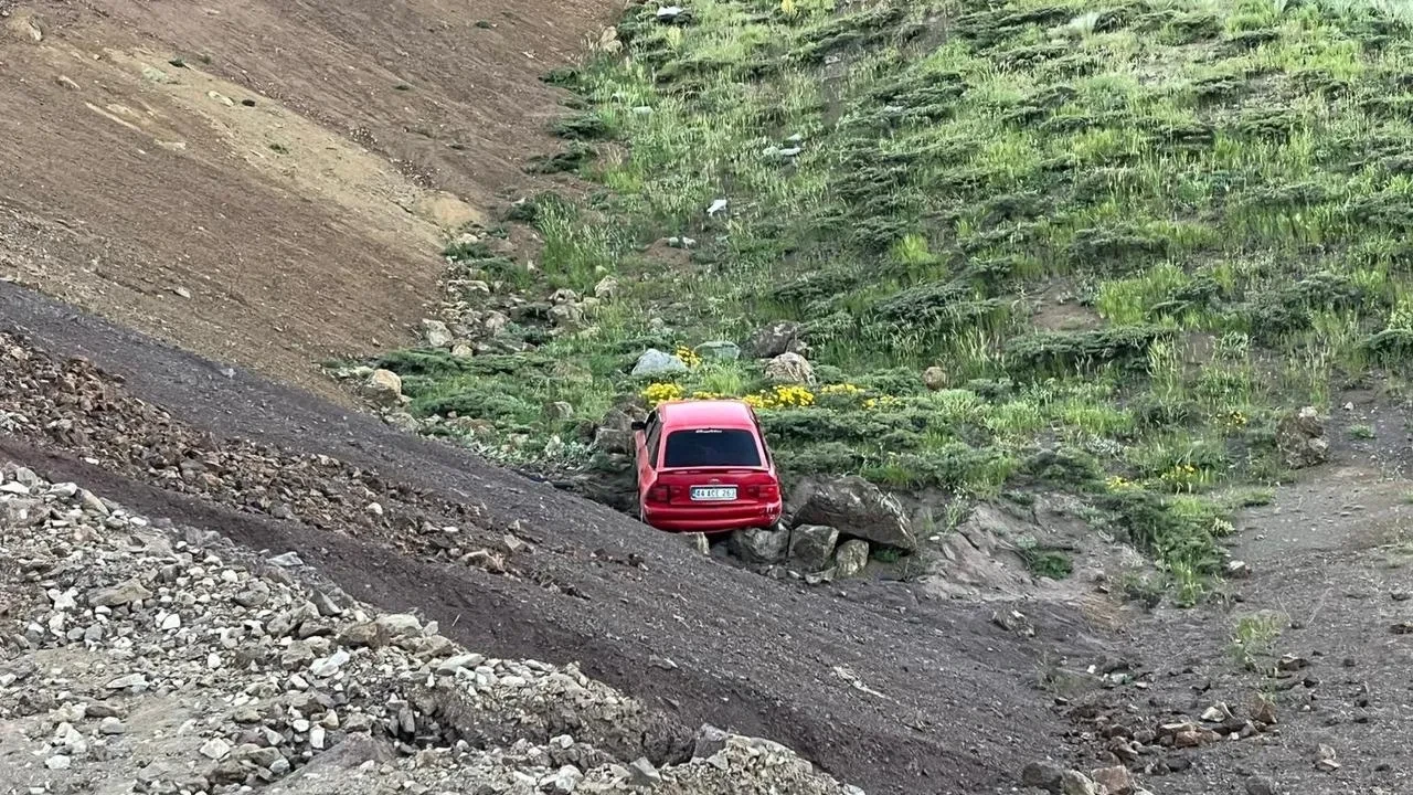 Sincik yolunda otomobil şarampole yuvarlandı 7 yaralı
