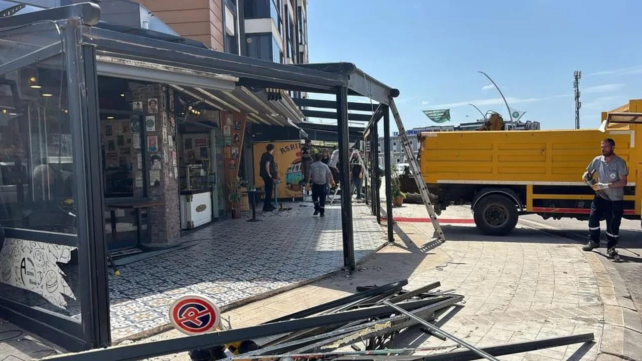 Kartepe Belediyesi'nden kaçak iş yerlerine yıkım operasyonu