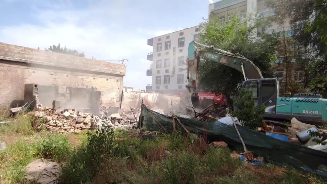 Eyyübiye'deki aileler, yıkım masraflarından kaçmak için evlerini kendileri yıktı