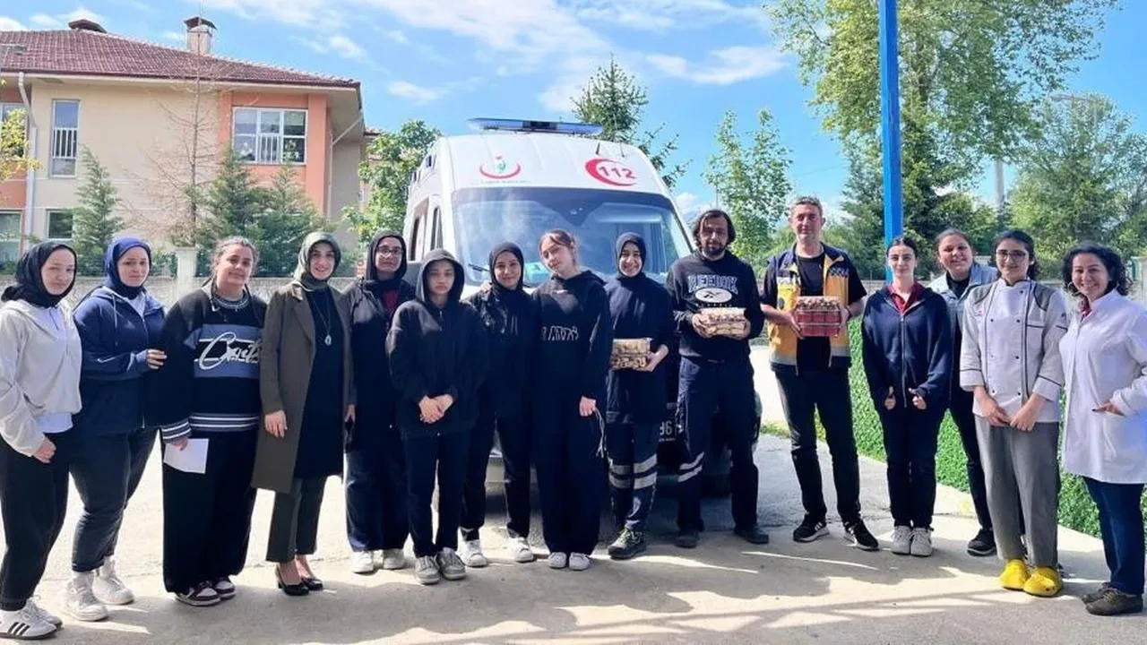 Düzce'deki lise öğrencileri, sağlık çalışanlarını unutmadı! Moral ziyaretiyle gönülleri fethetti