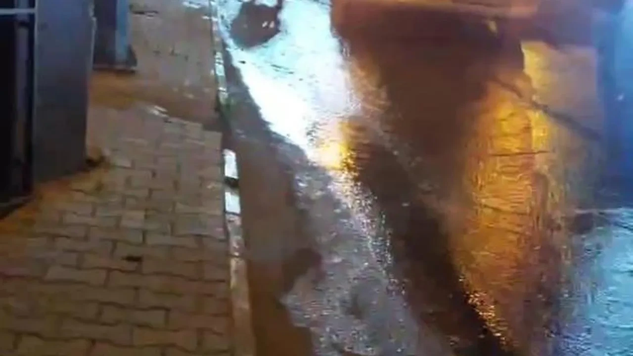 Tekirdağ'da boru patladı, sokaklar göle döndü: Su zammı tepkileri de beraberinde getirdi