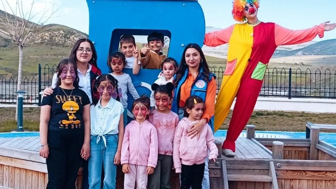 Gönüllü gençler çocukları renklendirdiler: Refahiye gençlik merkezi gönüllüleri miniklerle buluştu