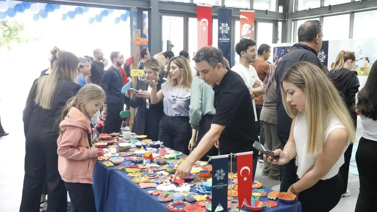 Minik sanatçılardan görsel şölen: Aydın'da otizm sergisi büyük ilgi gördü