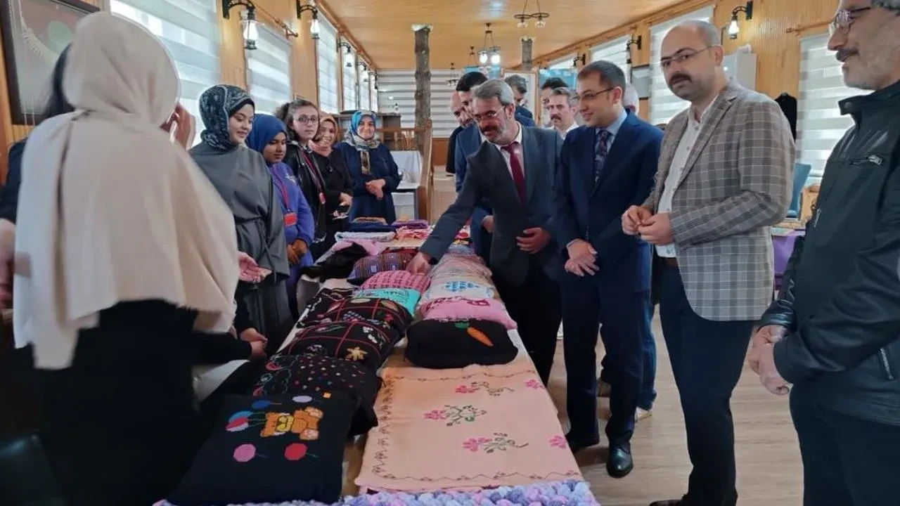 Tosya'da özel öğrencilerin el sanatları sergisi açıldı; Kaymakam ve Başkan destek verdi