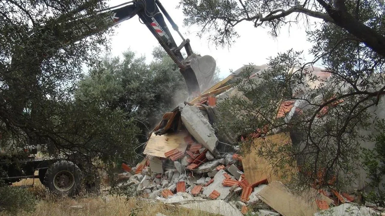 Menteşe Belediyesi'nden Akbük'teki kaçak yapılara yıkım kararı