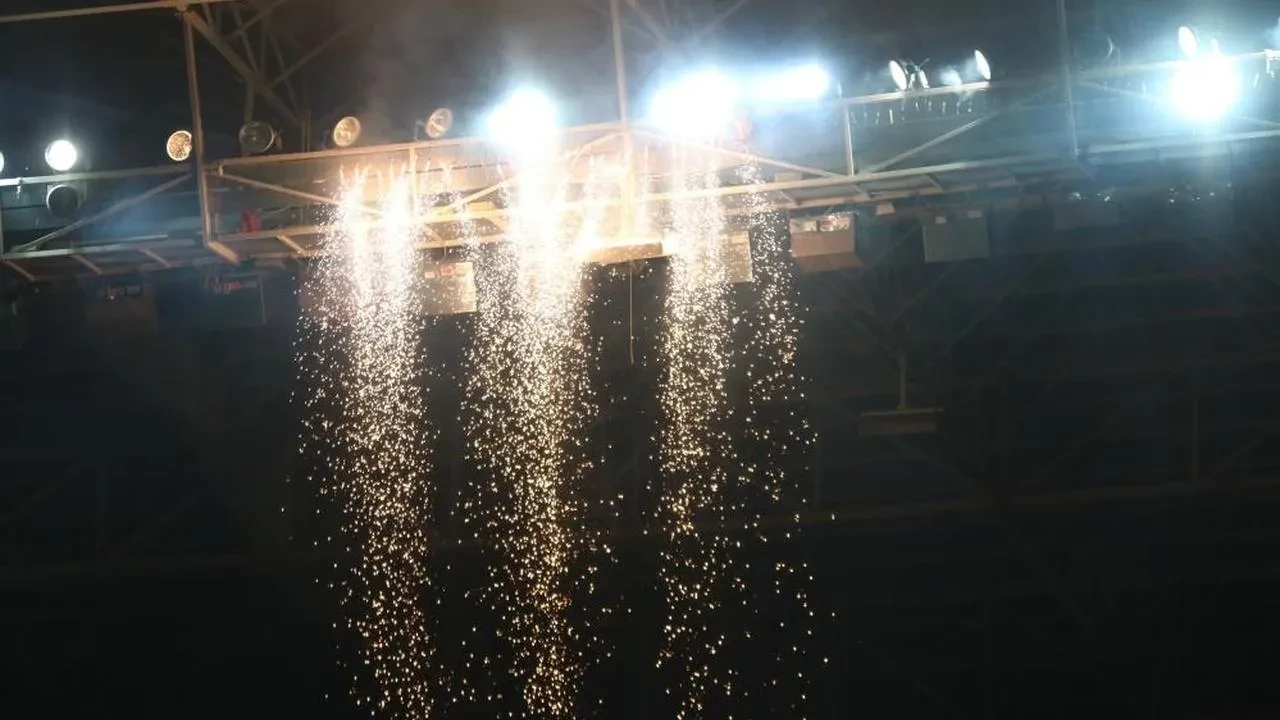 Eskişehirspor'un şampiyonluk kutlamasında kıvılcım gösterisi krizi