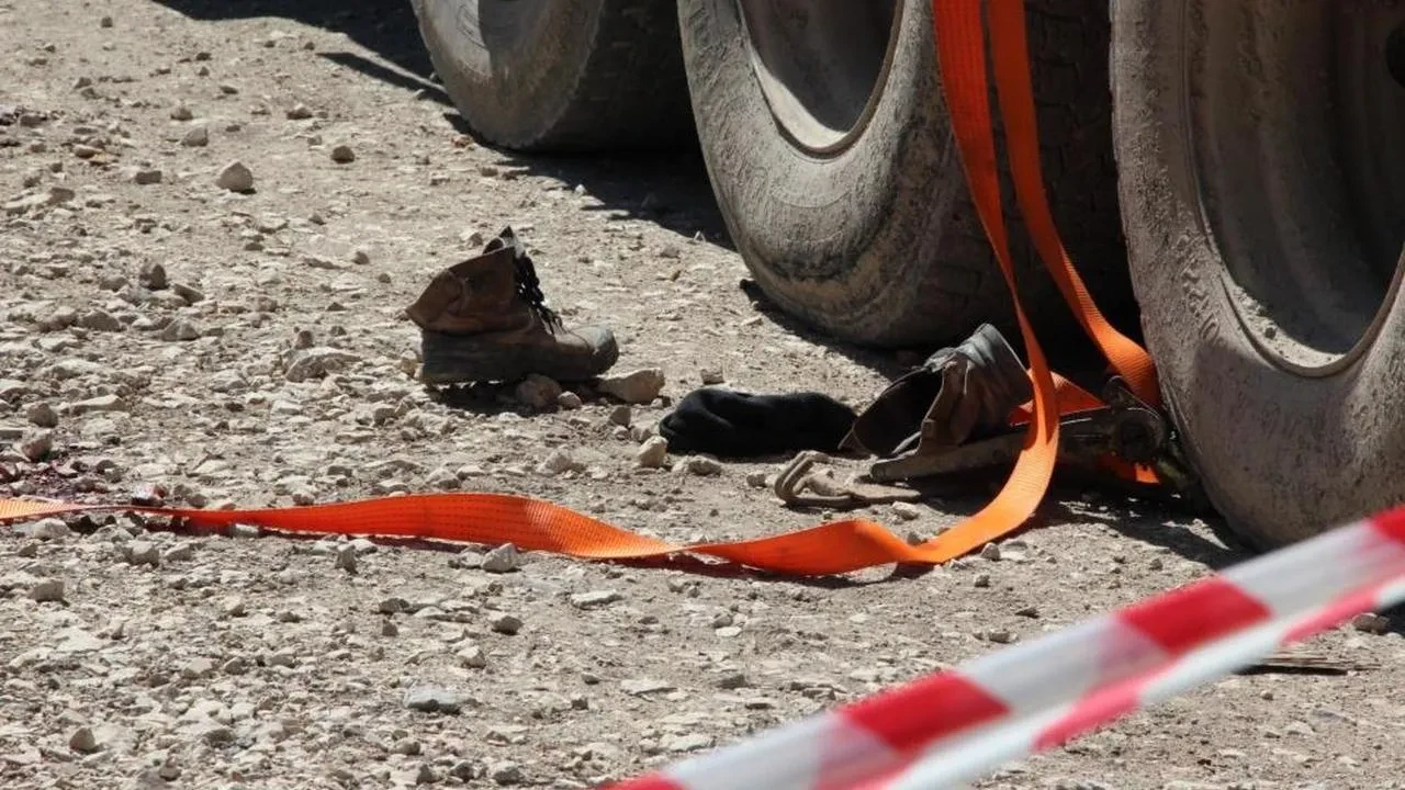 Sakarya'da iş kazası dehşeti: Tomrukların altında kalan işçi hayatını kaybetti