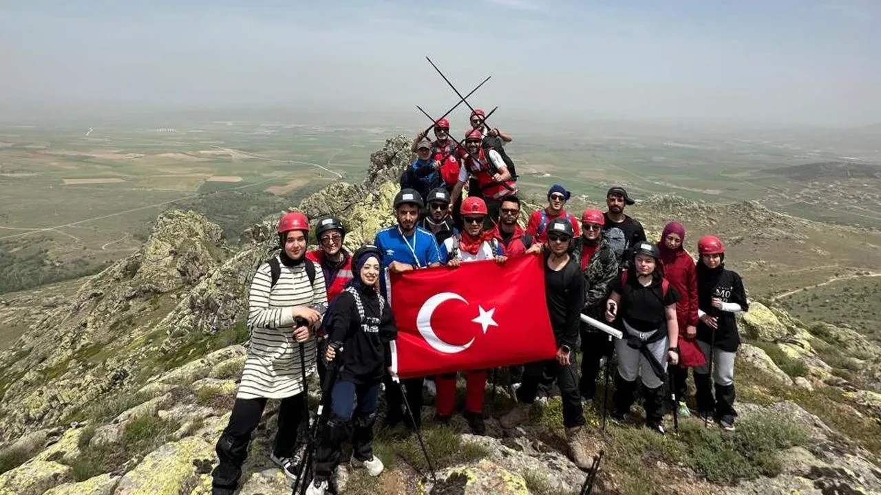 Dağcılar, Davullu Zirvesi'nde 19 Mayıs'ı İstiklal Marşı ile coşkuyla kutladı