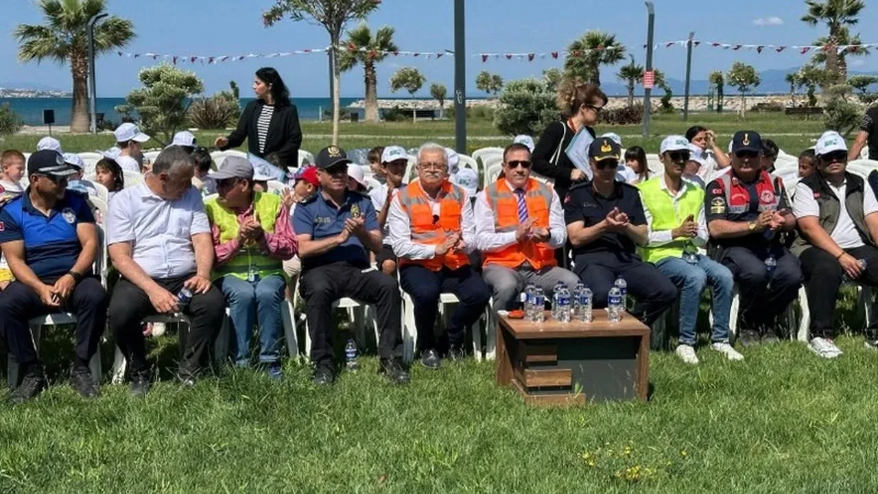 Burhaniye gençleri Çevre Günü için sahilleri temizledi