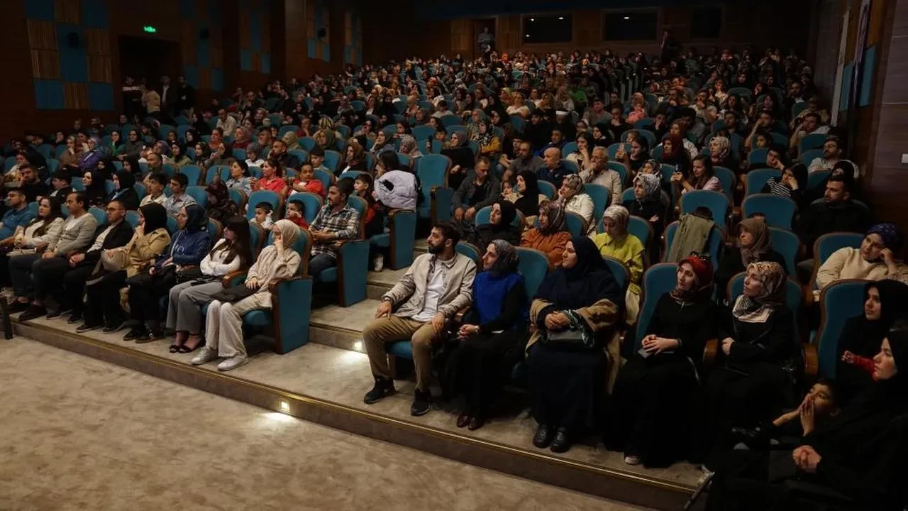 Esenyurt'ta 'Kelimenin Esrarı' etkinliği büyük ilgi gördü! Peki, kelimelerin ruhumuza etkisi ne?