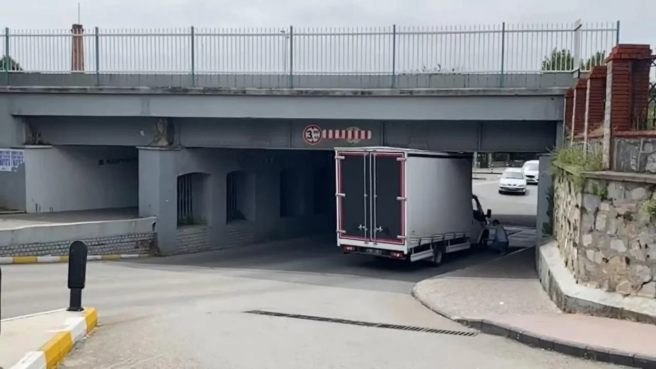 Aydın'da ticari araç tren alt geçidinde sıkıştı! Sürücü yardım çağrısı yaptı