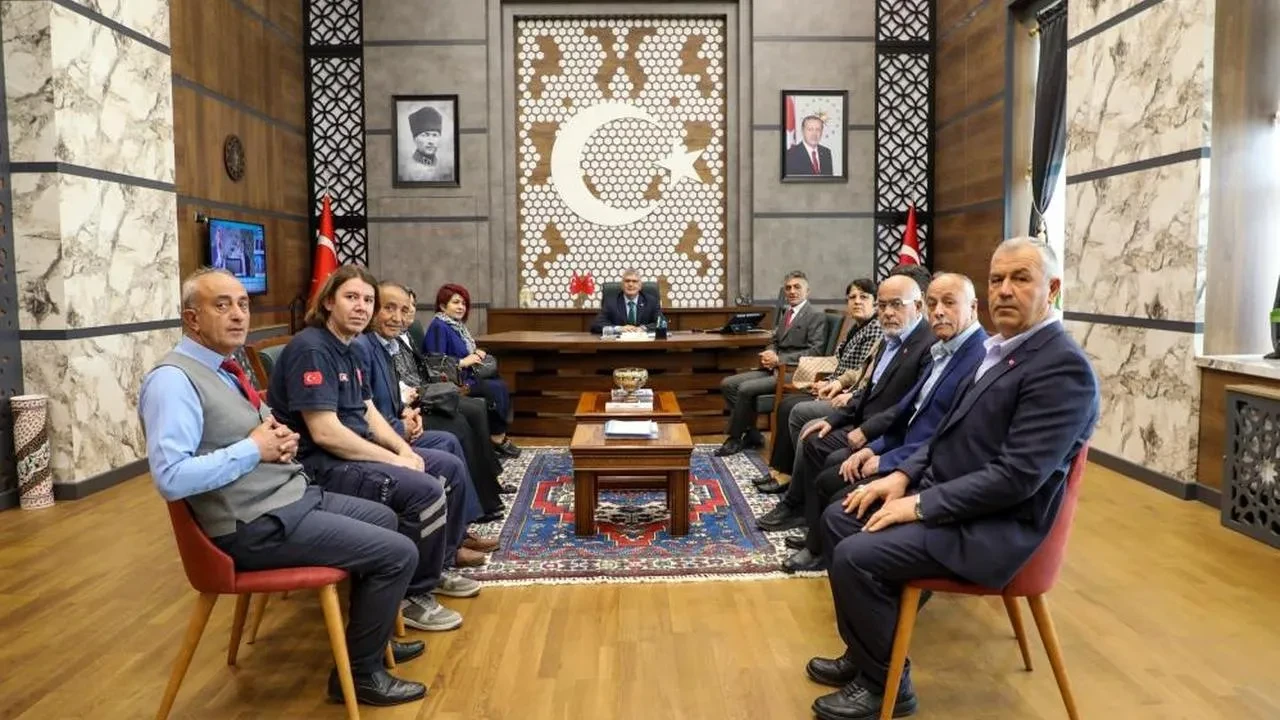 Vali Çelik, şehit aileleriyle buluşarak destek mesajı verdi: "Her zaman yanınızdayız!