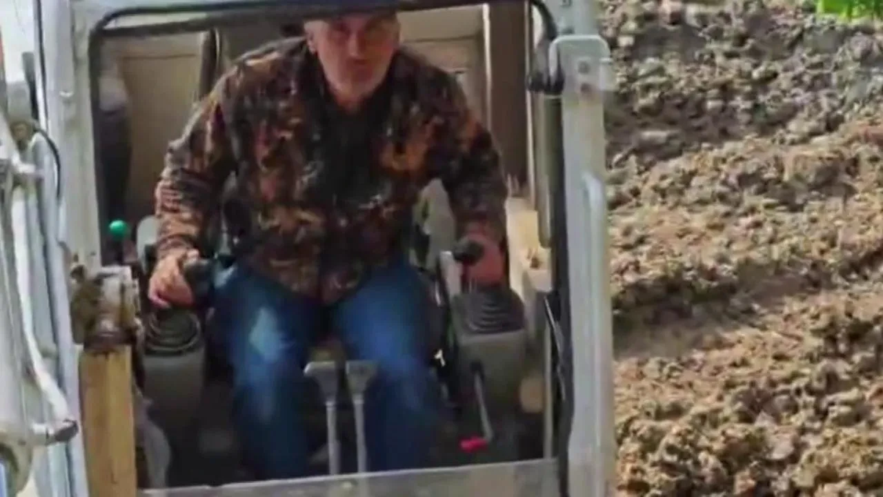 Sakarya'da kaçak kazı yapan 3 kişi jandarma tarafından suçüstü yakalandı