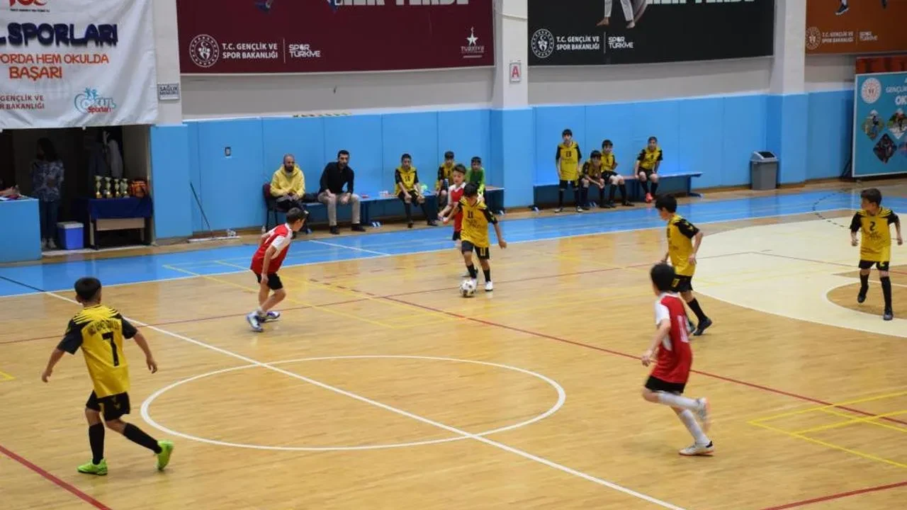 Okul sporları futsal müsabakaları tamamlandı: Afyonkarahisar'da dereceye giren takımlara ödülleri verildi