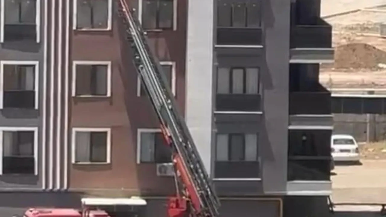 Batman'da Bayındırlık Mahallesi'nde apartman dairesi yandı