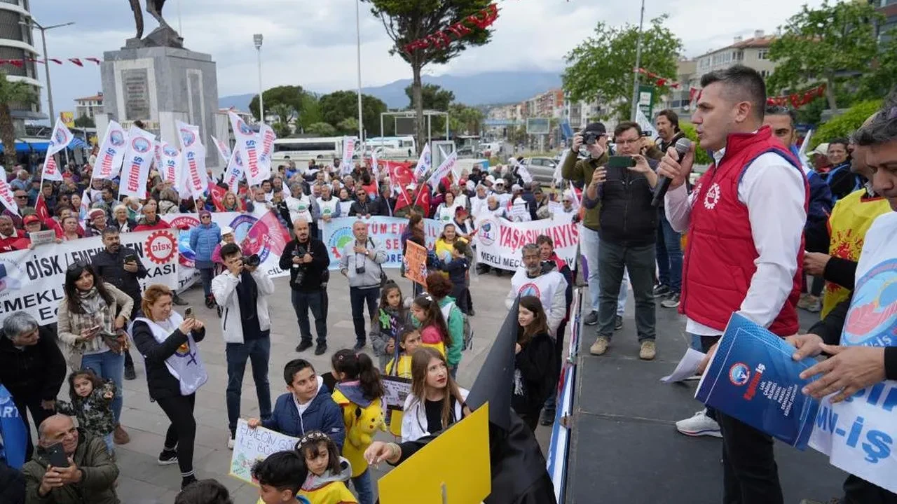 Edremit'te 1 Mayıs coşkusu: İşçi sendikaları yürüyüşte