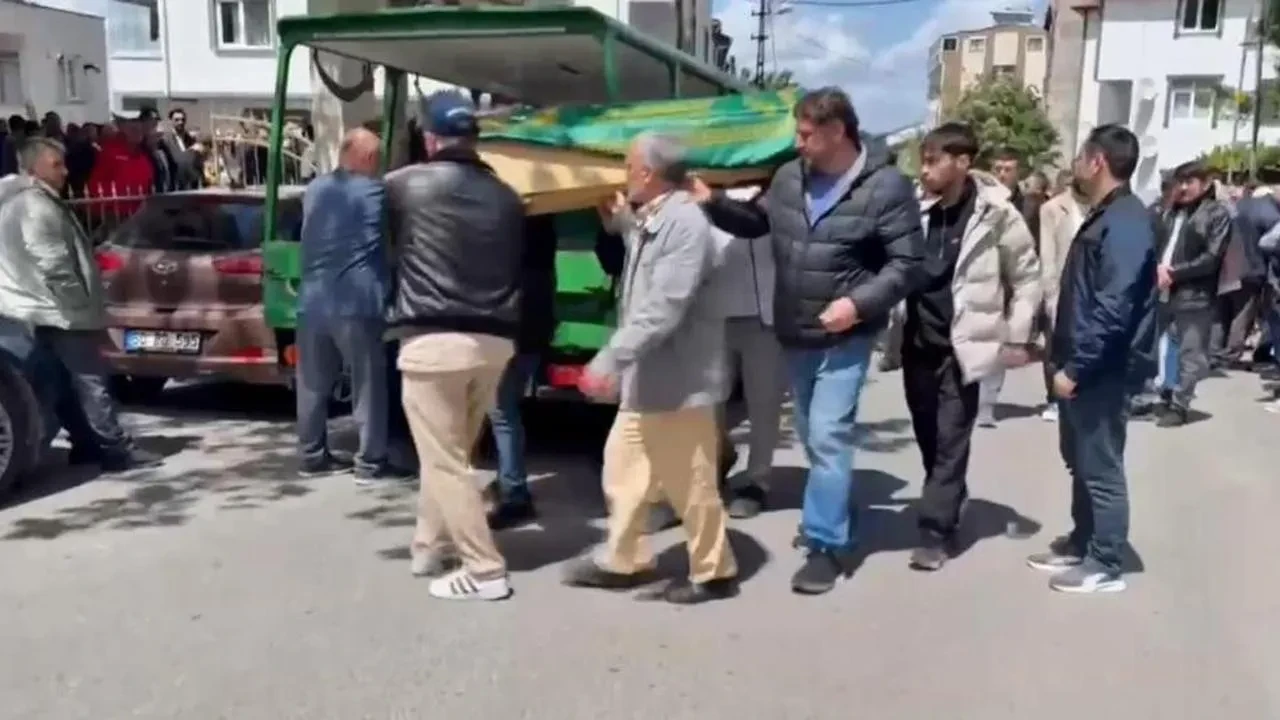 Sultanbeyli'de kazada hayatını kaybeden 4 yaşındaki Elif son yolculuğuna uğurlandı