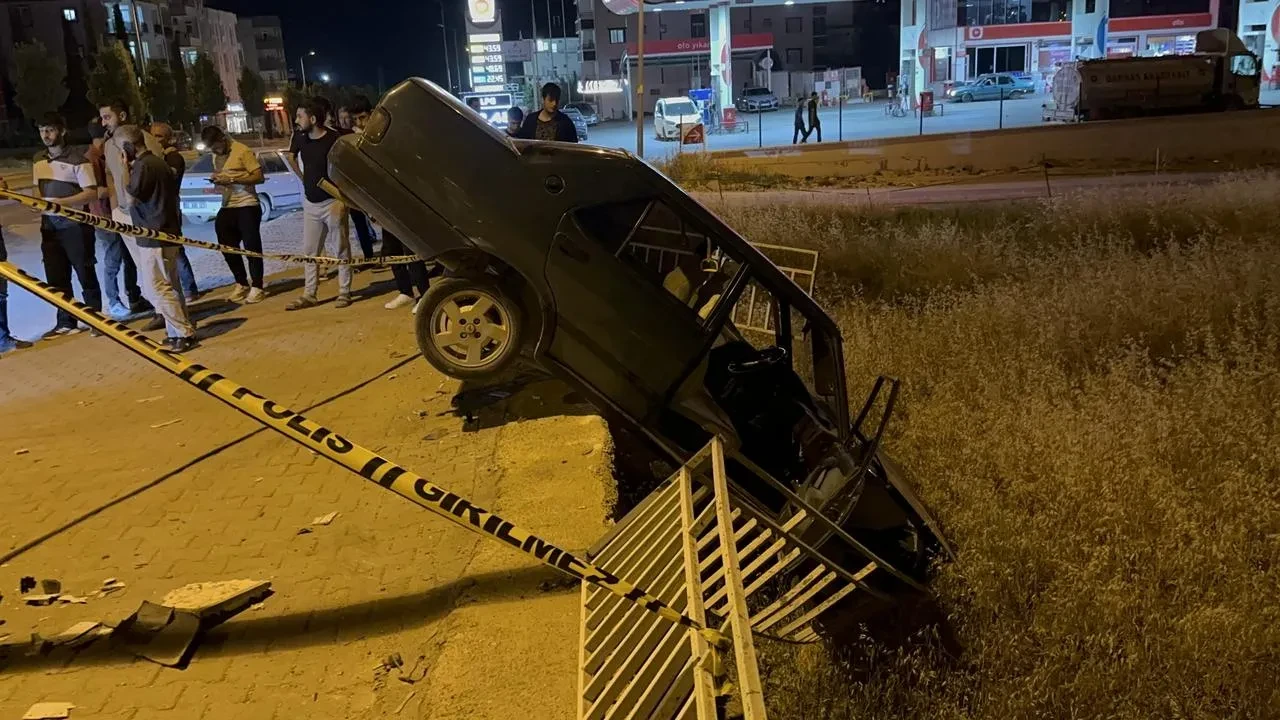 Adıyamanda ehliyetsiz genç sürücü panoya çarpıp kurtuldu