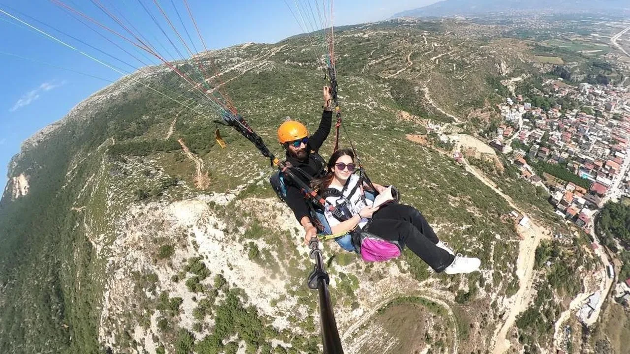 Depremzede çocuklar i̇lk kez paraşütle uçmanın keyfini yaşadı: Metrelerce yüksekte kitap okudular