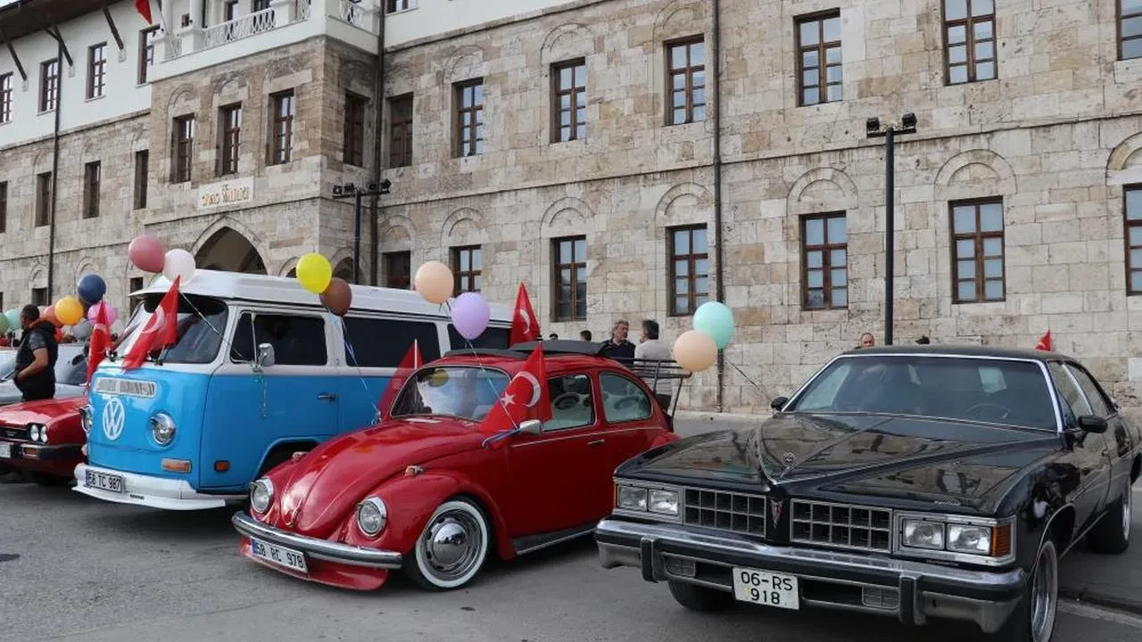 Sivas Uluslararası Film Festivali renkli kortejle başladı
