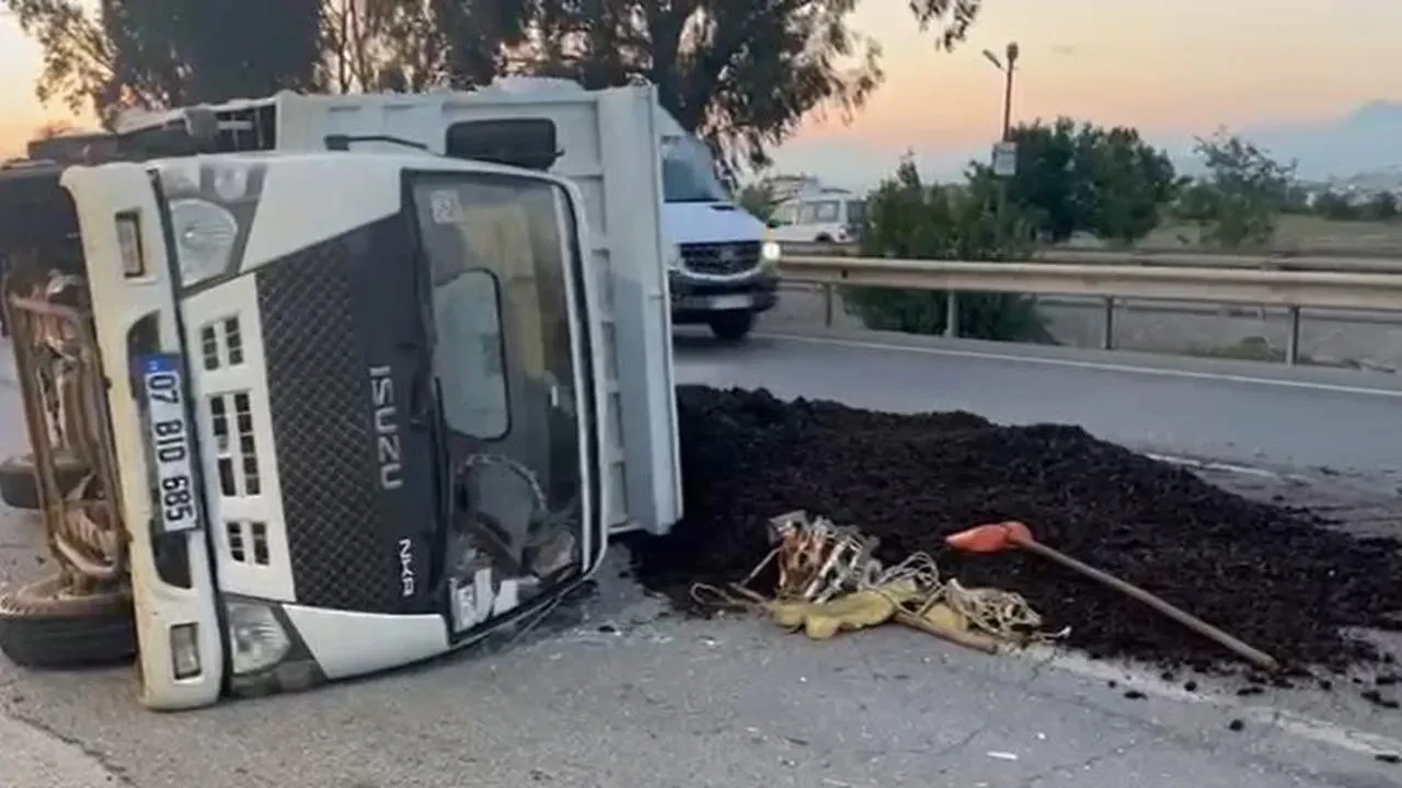 Manavgat'ta lastiği patlayan kamyonet devrildi: 3 yaralı