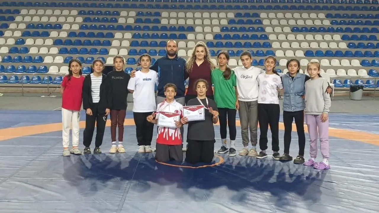 Salihlili güreşçiler Rize'den madalyalarla döndü: Başarıların ardındaki hikaye