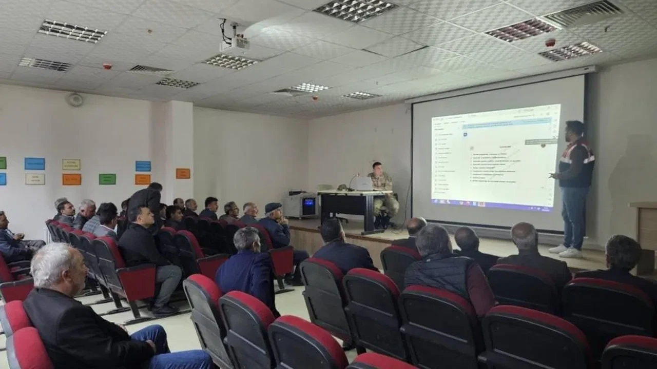 Horasan'da muhtarlara madde bağımlılığı eğitimi: Bağımlılıkla mücadelede yeni adımlar atılıyor