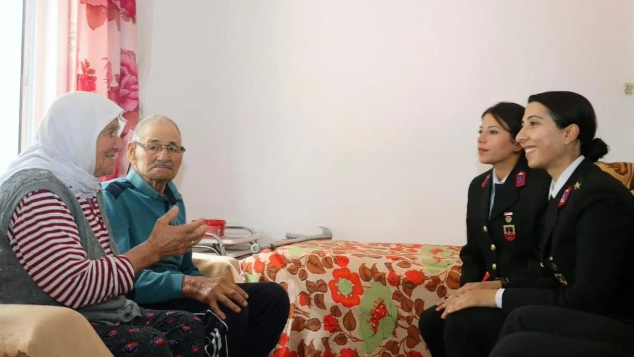 Muğla Jandarma'dan anlamlı jest: 75 yıllık evli çifte özel ziyaret