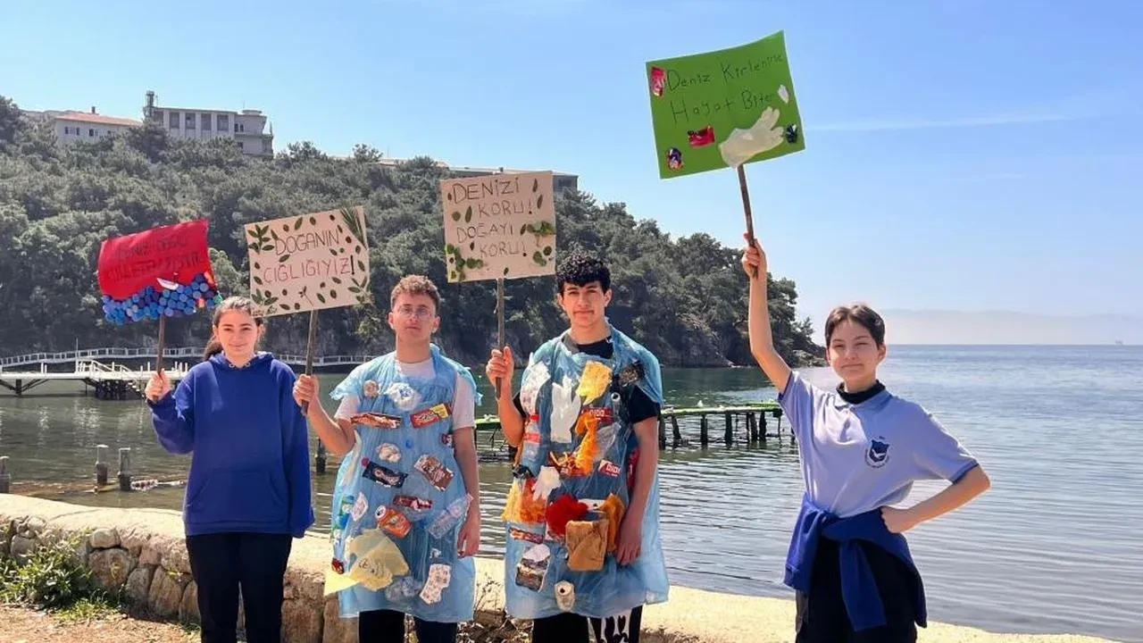 Heybeliada öğrencilerinden çevre koruma çağrısı: Heybeliada Anadolu Lisesi öğrencileri çevre kirliliğine dikkat çekmek için yürüdü