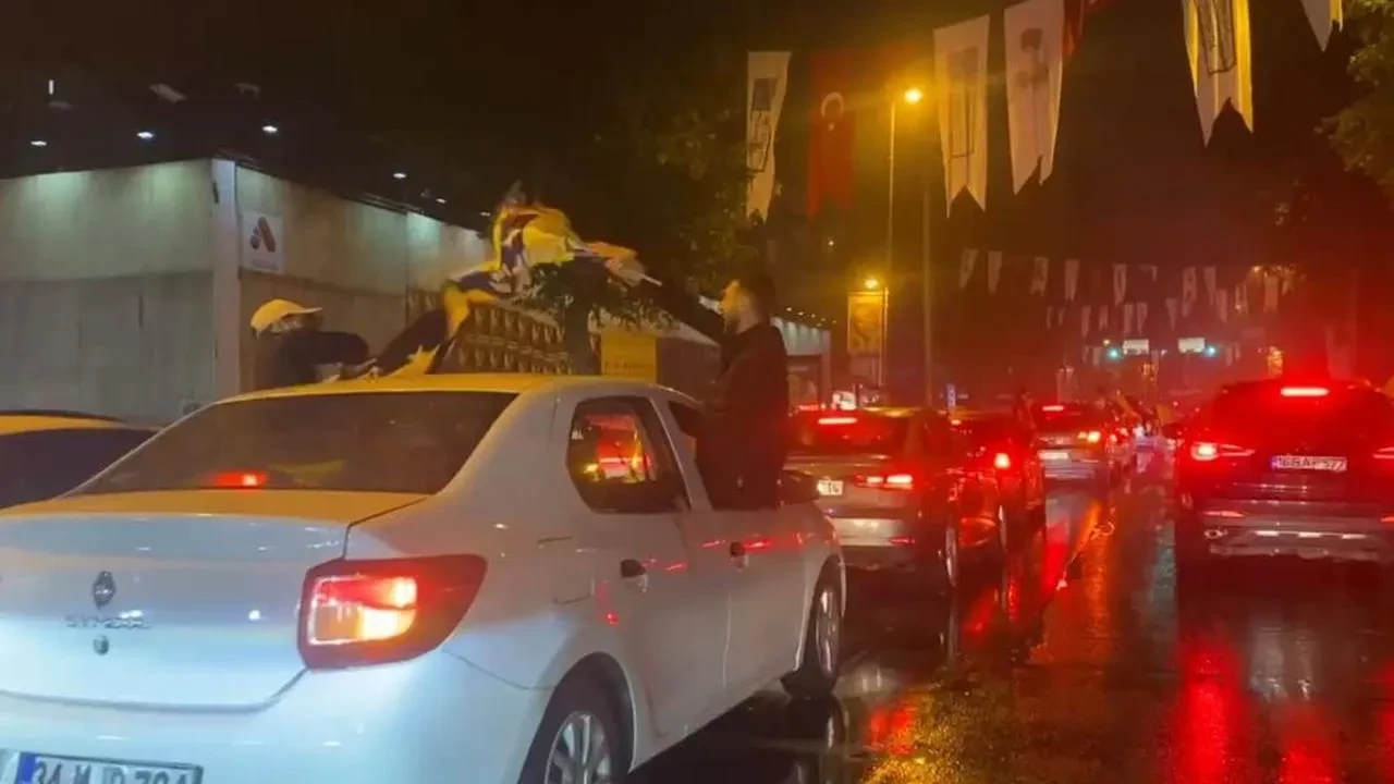 Fenerbahçe'nin Euroleague zaferi Bağdat Caddesi'nde coşkuyla kutlandı
