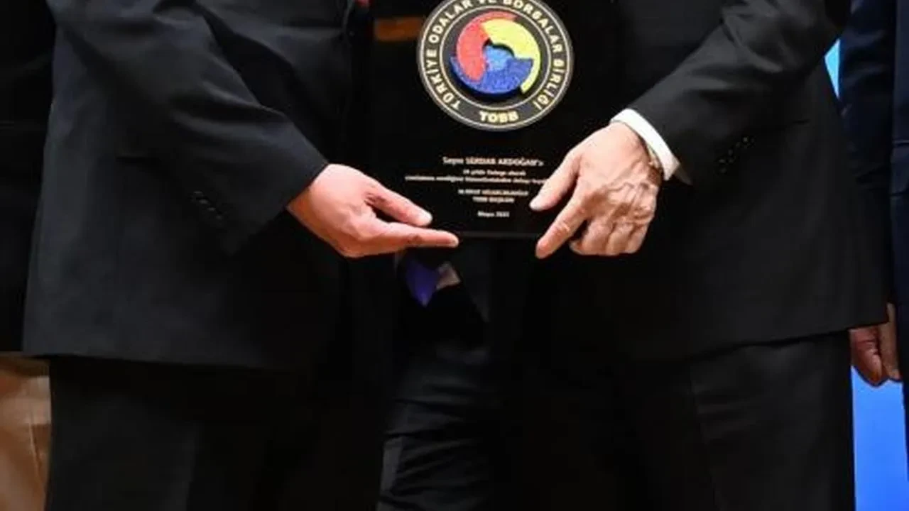 Cumhurbaşkanı Erdoğan, Kuşadası Ticaret Odası Başkanı Akdoğan'a 20 yıllık hizmet ödülünü takdim etti