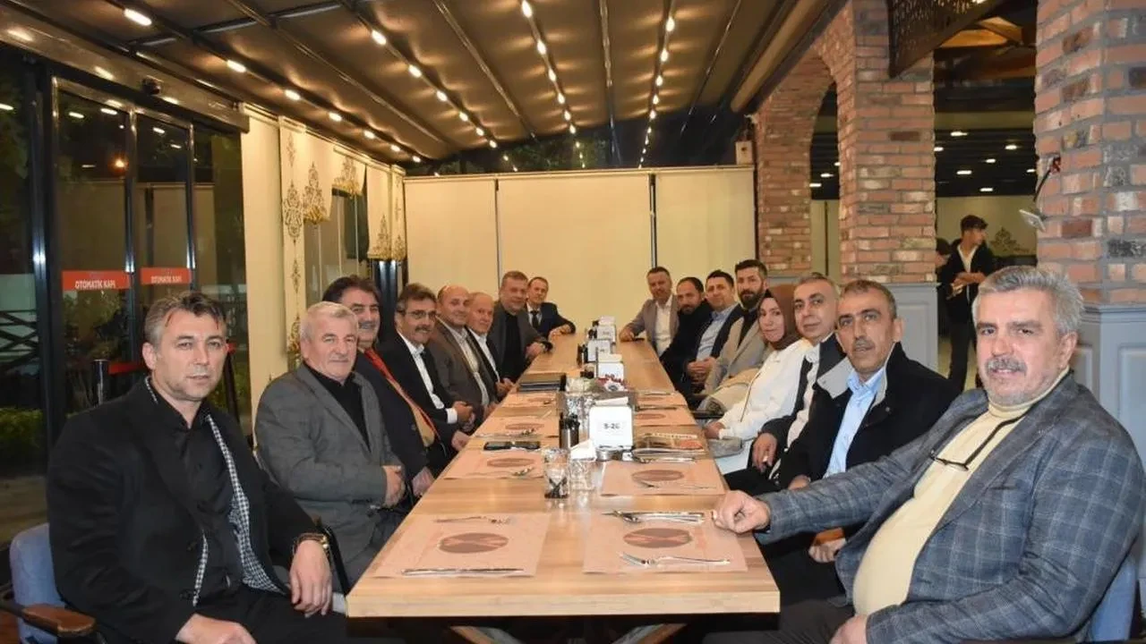 Erenler Belediye Başkanı Dinç, muhtar adaylarıyla bir araya geldi: Seçim için birlik vurgusu